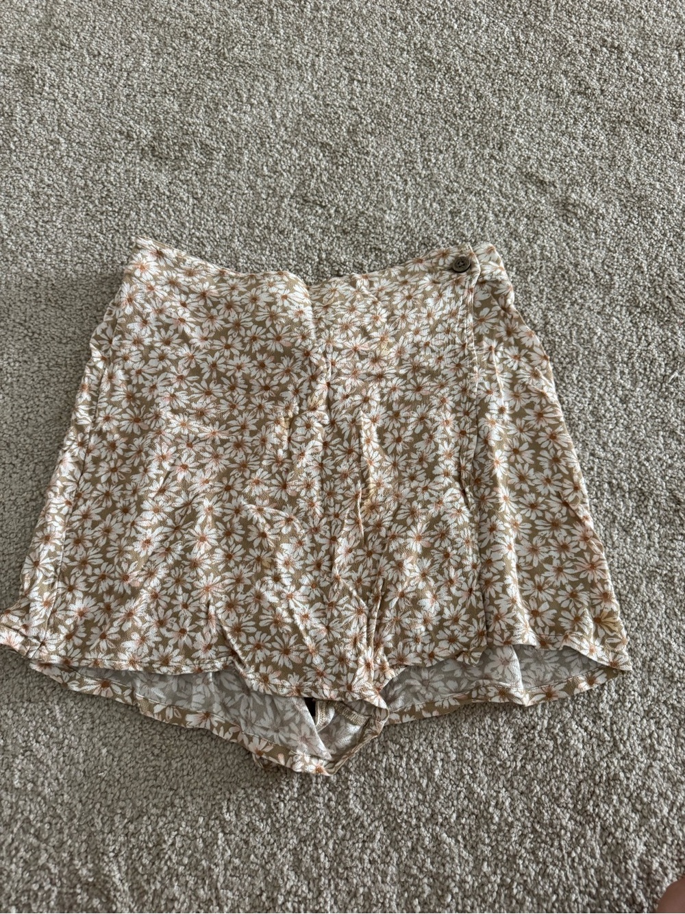 American Eagle Outfitters Cream and Tan Daisy Print High-Rise Skort